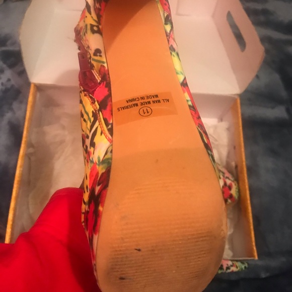 🌺🌼🌸 Beautiful High Fashion Bootie 🔥👠👠 - Picture 2 of 2